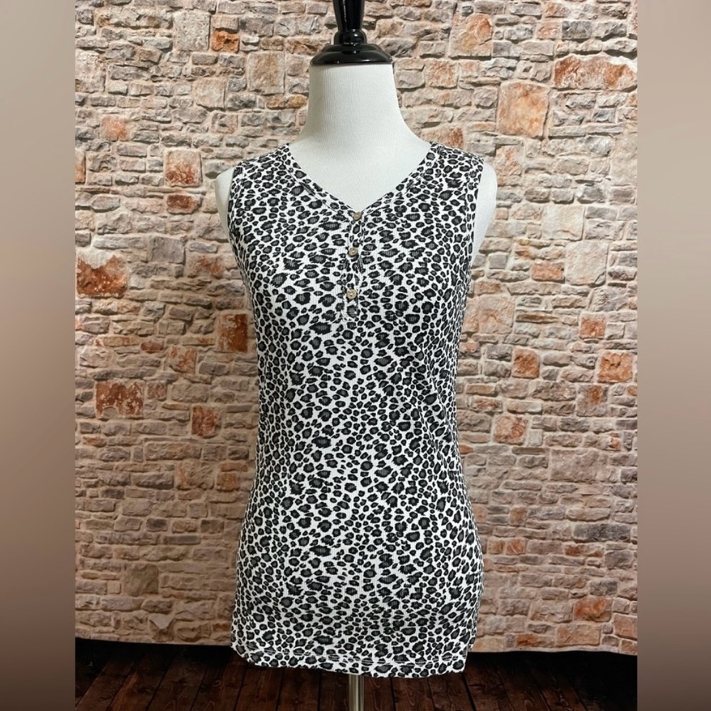 NWT Michelle Mae Ribbed Henley Gray Leopard Print Fitted Sleeveless Top size XS